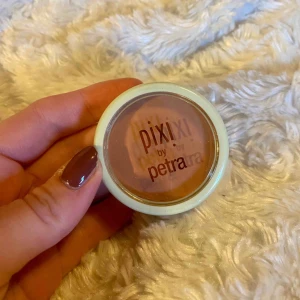  - Säljer detta jättefina rouget från märket Pixi By Petra. Helt oanvänd och oöppnad. 🌸 Färgen heter ”Beach Rose”, Nypris runt 150 kr. 💓 