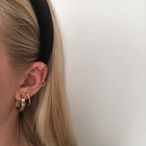 Örhängen  - Säljer ett par mindre men tjockare gulplakerade ringar. Så fin att matcha med fler örhängen då de är ganska enkla. Köpare står för frakt eller möts upp i gbg💓