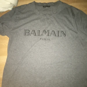 Balmain t shirt M  - Balmain t shirt 3000kr ny storlek M