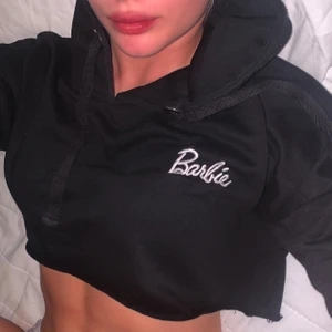Cropped Hoodied Barbie sweater - Använd fåtal gånger. Fint skick. Har ingen som helst användning för denna därför säljer jag den. Nypris ca 300kr💗 