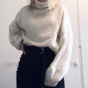 Stickad tröja - Oanvänd stickad tröja från chiquelle i onesize (är oversized på mig som vanligtvis har S/M). Frakten ingår i priset🤍