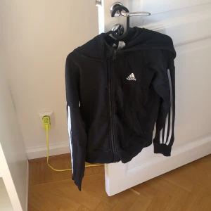Adidas  - Säljer min Adidaskofta.