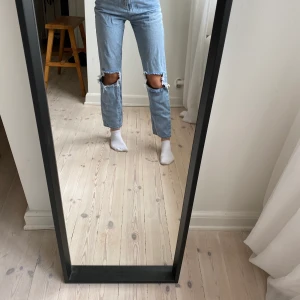 Jeans - Säljer mina håliga jeans från prettylittlething. Väldigt fint skick!💕 st är 4 vilket ungefär motsvarar en 34.