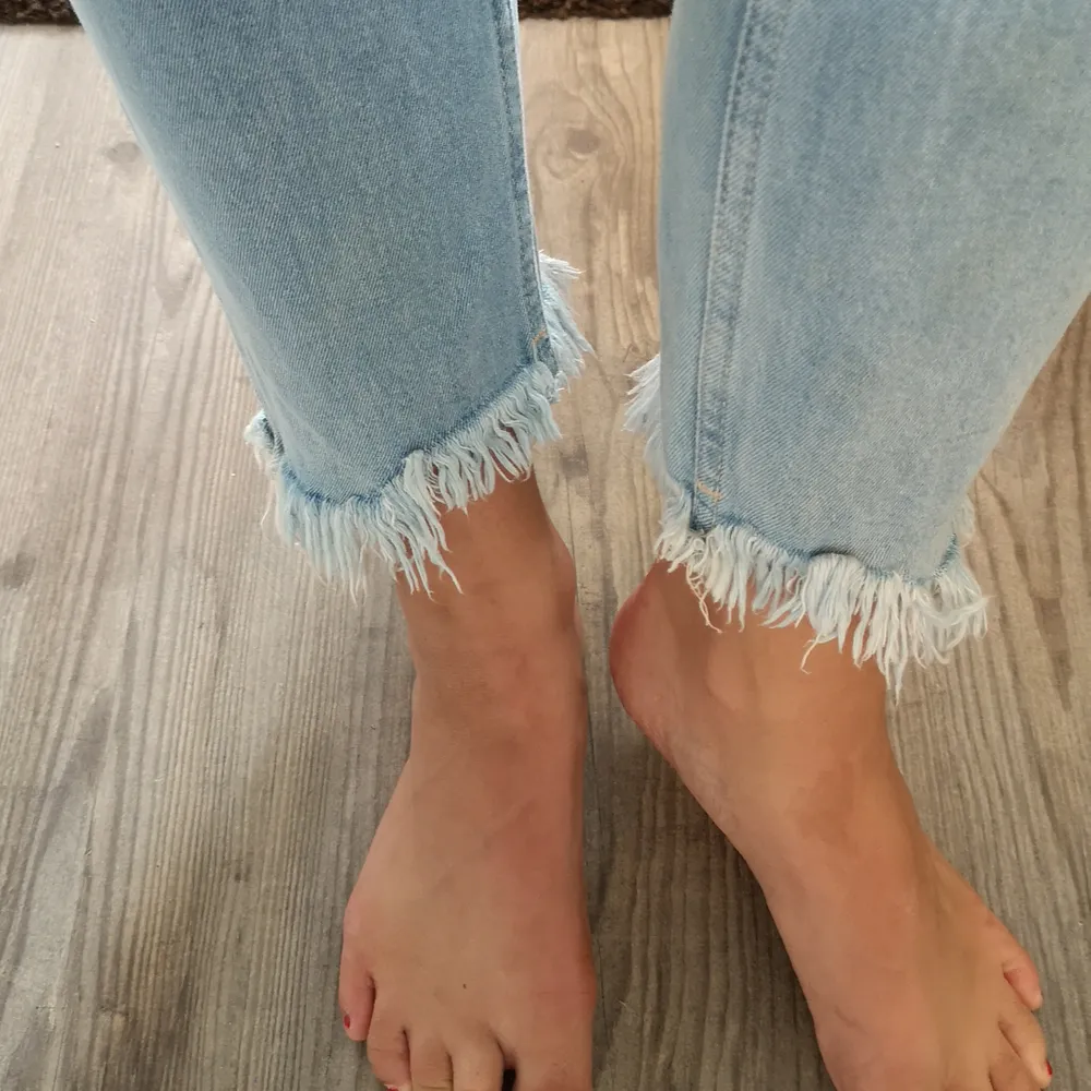 Ljusfärgade jeans med fransar nertill. Snygga och bekväma. Lite stretch i tyget med. . Jeans & Byxor.