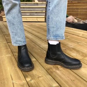 Dr Martens Veganska - Veganska dr martens, storlek 38. Har använts ett antal gånger (ca 15ggr kanske), men korta stunder då de är för små och ger mig skoskav tyvärr. Nypris 2000kr!! Pris kan diskuteras vid snabb affär!