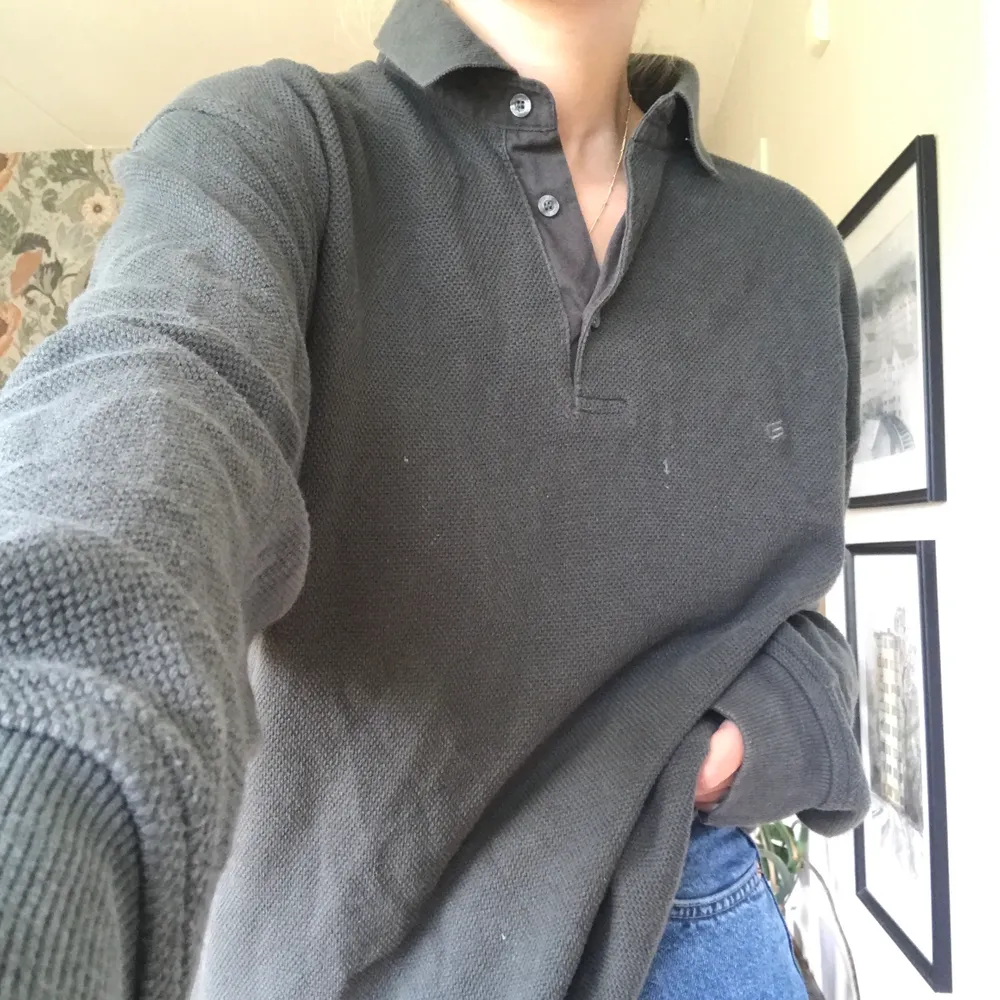En mörkgrön långärmad mysig tröja, piké typ. Jag är s och den är lite oversized på mig. Secondhand köpt:) perfekt skick men använd!. Tröjor & Koftor.