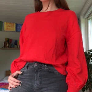 Ballongärmad tröja - Röd ballongärmad tröja från monki i storlek S. Varm och skön! Köpte den för 200kr