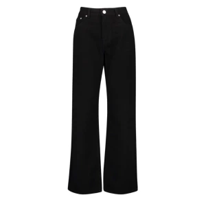 Svarta Jeans från Bohoo M - Ett par helt oanvända, mycket trendiga straight leg mid rise svarta jeans från bohoo. Kostade 300kr när jag köpte dom. Jag är 163 och längden är perfekt, alltså inte för långa. Frakt ingår i priset!!. Skriv gärna om ni är intresserade🤎