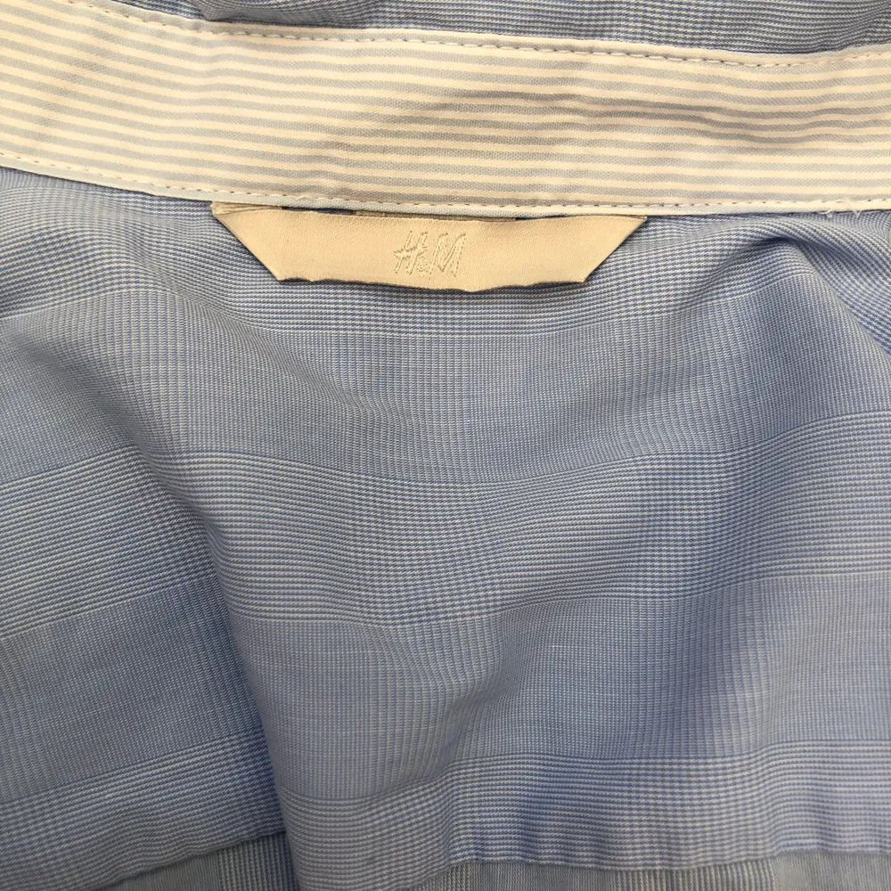 Blå skjorta från H&M i bra skick, sitter lite större på mig som brukar ha S, köparen står för frakt! (+40kr). Skjortor.