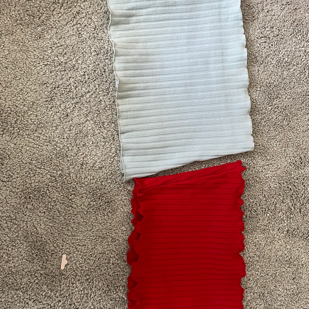 Blå och röd bandaue top. Väldigt strechiga! Den blå är lite längre en den röda. En top för 49kr båda för 79kr. Toppar.