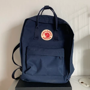 Fjällräven väska!! KÅNKEN - En så fin marinblå fjällrävenräven väska i topp skick! Använd fåtal gånger🦋 nypris 950kr