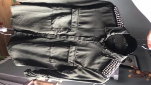 Skitsnygg militärgrön skjorta med nitar - Militärgrön skjorta med nitar på axlarna. Använd en gång, så nyskick. Betalning med swish. 