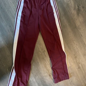 Adidas byxor  - Vinröda, oanvända 