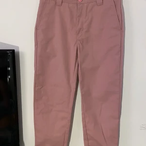 Carhartt Chinos - Nästintill nya! Gammelrosa i färgen!
