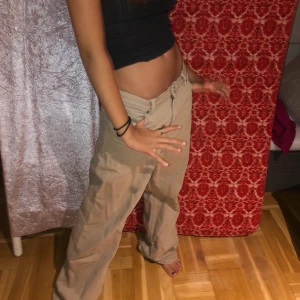 Monki yoko jeans - Beiga yoko jeans, fint skick, nästan helt oanvända! Långa i benen, modellen är 168cm 