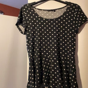 Kläder storlek S - Passar perfekt jeansshortsen är användna en gång, sen tröjorna är användna men dom är hela. Jeansshortsen vill ja ha 150 för