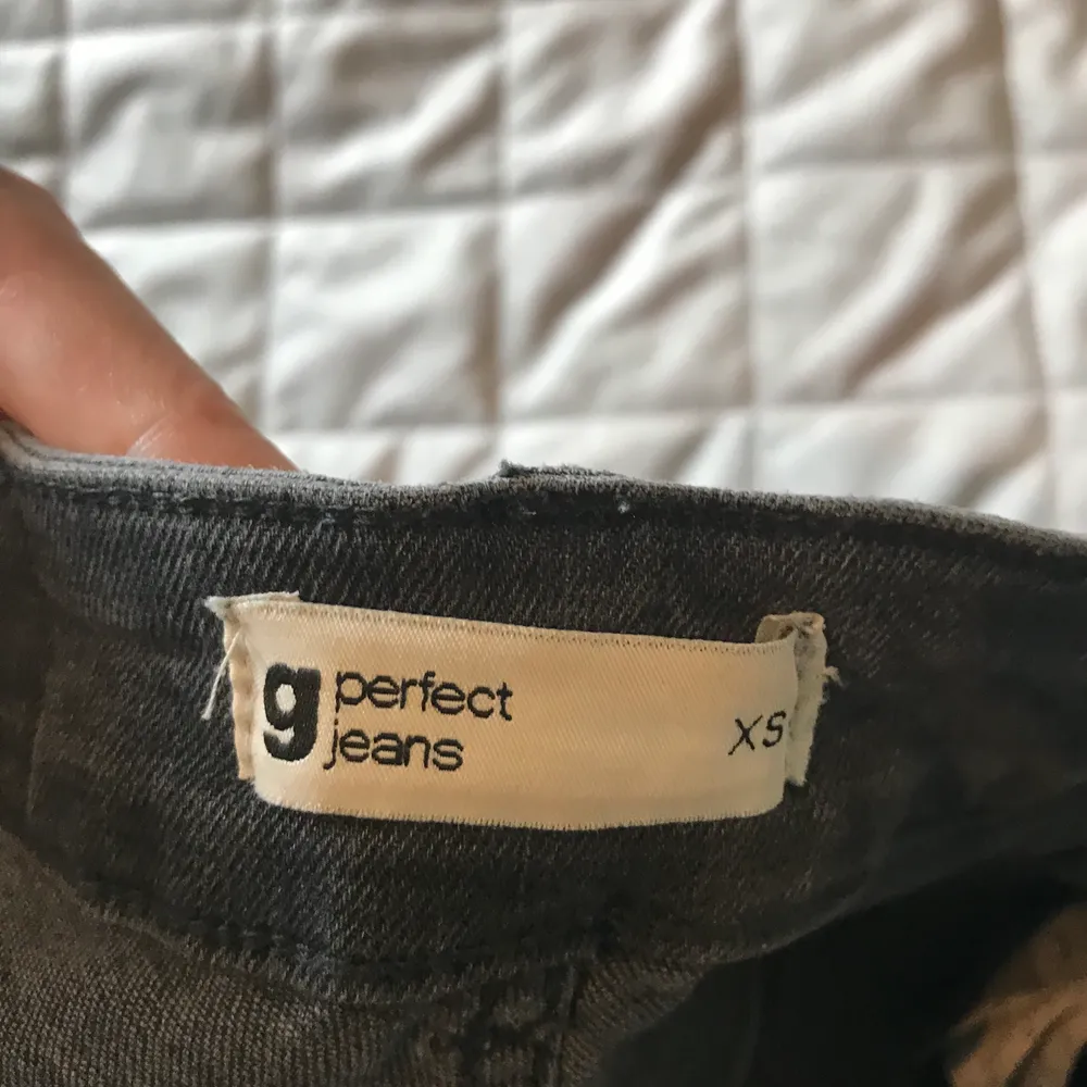 Gråa/mörkgråa jeans från Gina. Använd ca 3 gånger men inget som syns. Köpta för 500 och säljer för 300 + frakt (kan förhandla om pris). Storlek Xs.. Jeans & Byxor.