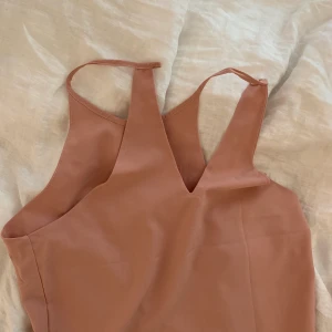 ROSA LINNE - Såå gulligt rosa linne! Materialet är lite tjockare, funkar att ha utan bh under! Knäpps bak i ryggen💋 frakt ingår!!