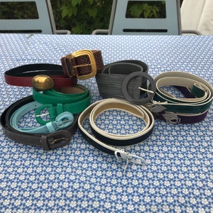 Skärp / Bälte - En massa olika vintage skärp i alla dess färger och former. Frakten blir olika beroende på hur mycket det specifika skärpet väger. Alla skärpen på samma bild kostar samma sak. :)