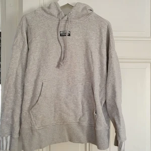 Adidas hoodie - Grå hoodie från Adidas i storlek 40