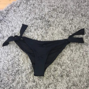 Bikini trosor - Använda ett par ggr men såklart tvättade. Bikinitrosor i modellen tanga från bikbok, lågmidjade. Lappen i midjan är bortklippt för jag störde mig på den men bikinin är hel och fräsch 💕