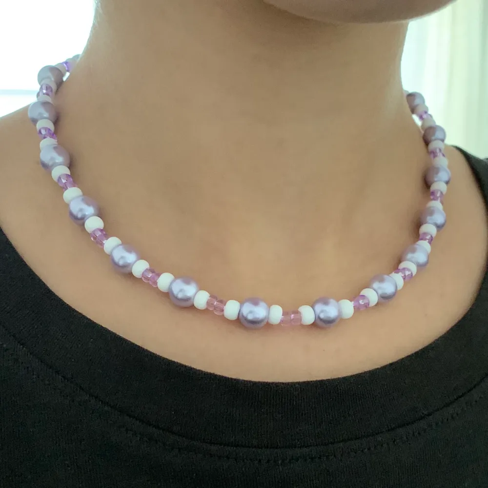 Pärlhalsband💜  - 70kr (fri frakt)  Dm vid frågor och intresse🥰. Accessoarer.