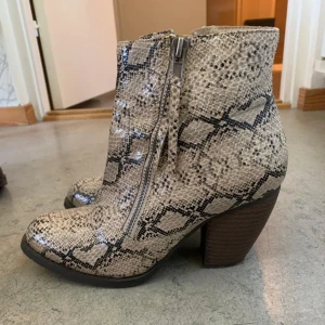 Klackskor  - Oanvända klackskor i bra skick