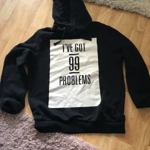 Hoodie med tryck - Hoodie från hm. Några år gammal men utan hål och ej särskilt nopprig. Väldigt fin och jag älskar trycket men den passar ej mig längre