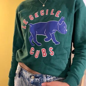 Collagetröja  - Supercool collagetröja från märket Être cecile i storlek XS. Är rätt liten i storleken så passar i XS-S. Nästan i nyskick då den endast är använd ett fåtal gånger❤️