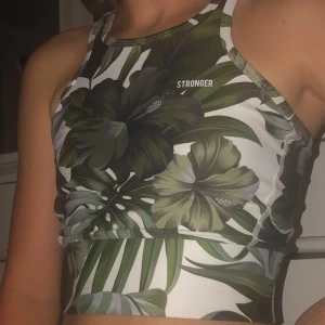 Stronger träningstopp  - Säljer min jätte fina träningstopp från stronger i storleken XS. Helt oanvänd. Nypris:399kr mittpris: 160+ frakt💘💘