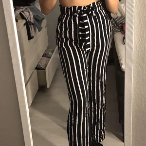 Randiga byxor  - Sköna byxor som är oanvända