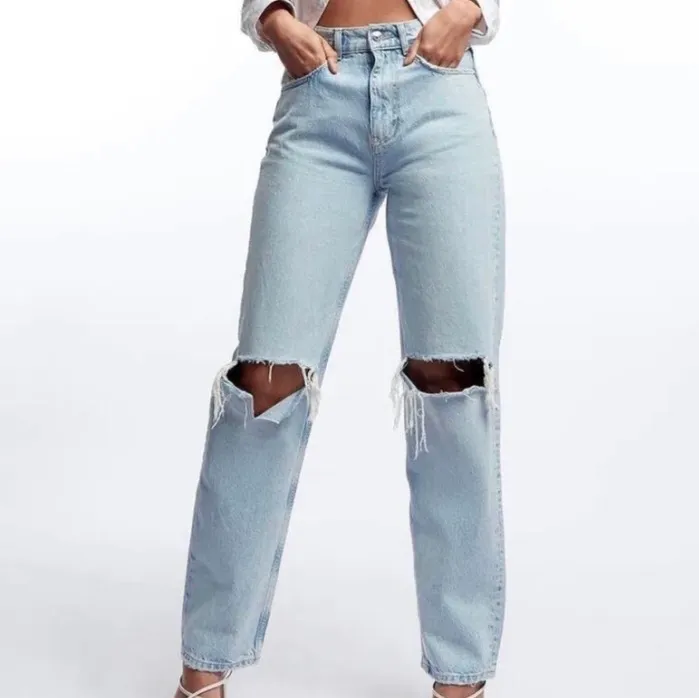 Superfina jeans ifrån gina helt oanvända med lappar kvar, storlek 36, vid högt intresse startas budgivning 🥰(HÖGSTA BUD JUST NU 600 KR) Vid snabb affär kan de säljas direkt. Jeans & Byxor.