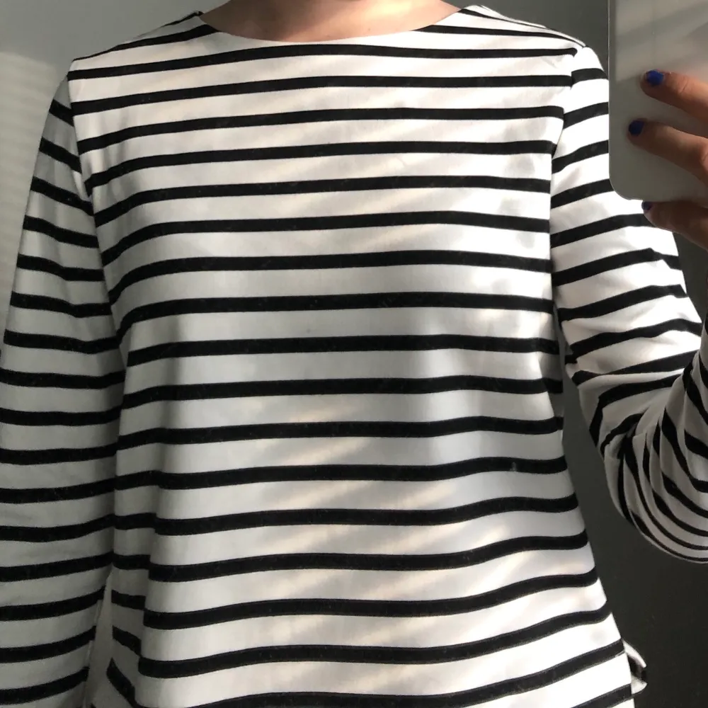 Randig tröja från H&M i jättebra skick. Den är lite tjockare än T-Shirt material. Storlek S men passar även XXS och XS. Tröjor & Koftor.