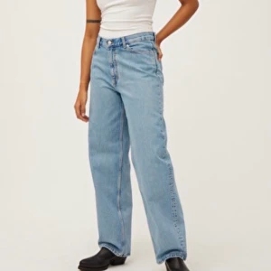 Rail jeans från Weekday  - Jättefina jeans från Weekday i modellen Rail. Superfint skick. Storlek 24 i midja och 30 i längd. Passar mig som har S