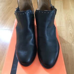  - Snygga skor från märket River Island.
Köpta 1 år sedan och använt 1 gång.
Svarta i storlek 37 väldigt stilrena. 
Kan mötas i Gbg eller skicka, frakt tillkommer 70kr. 