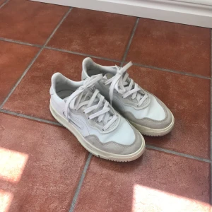 Adidas - Sparsamt använda adidas. Säljer då dem inte kommer till användning. Någon repa där bak men är nog bara smuts egentligen. Annars hur fina dom helst. Och sköna!