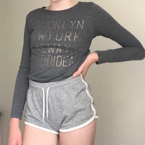 Mörkgrå tröja med guldtext 🤍 - Tröja köpt på H&M för flera år sen och sedan dess väl använd, men i bra skick 🤍 Säljer pga att jag aldrig använder den längre. Nypris: runt 100 kr. Frakt tillkommer. I barnstorlek 🤍