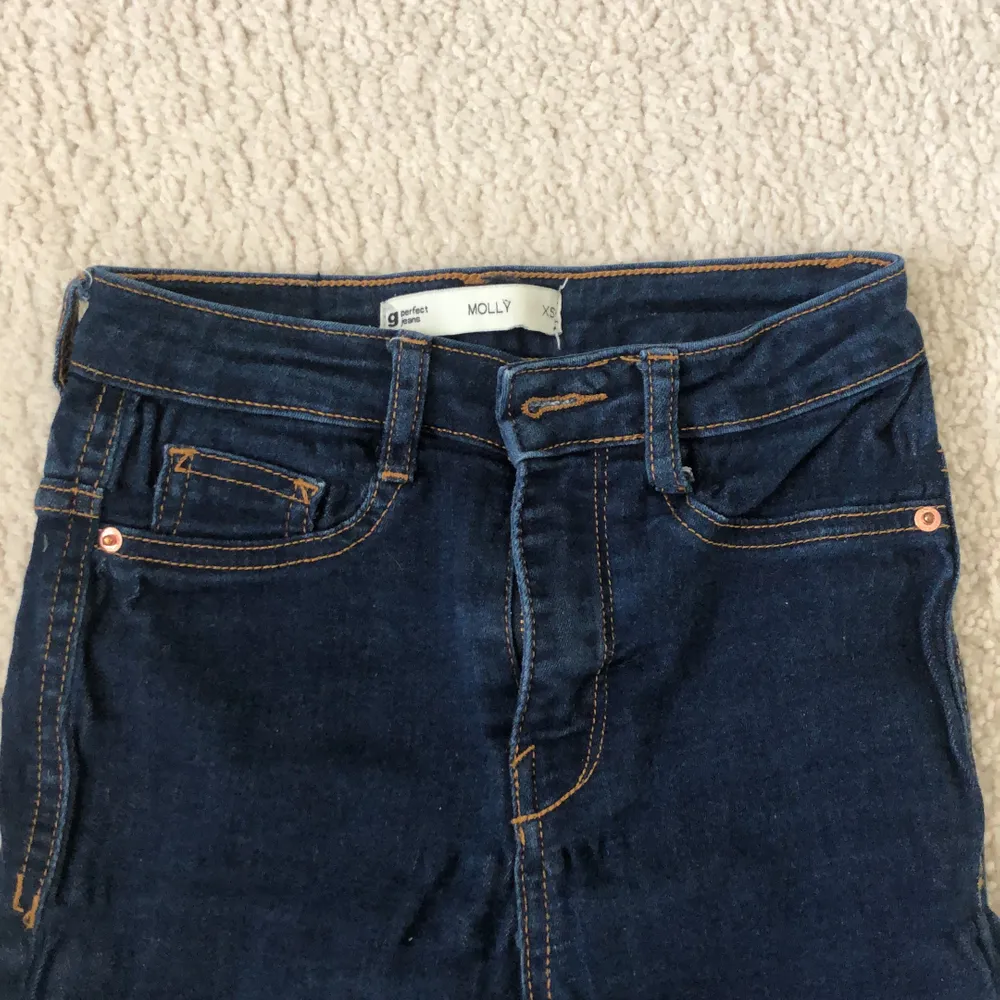 Mörkblåa skinny jeans ifrån Gina tricot i storlek xs. Endast använda ett fåtal gånger och därmed i ett väldigt bra skick.. Jeans & Byxor.