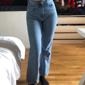 Så fina weekday staight leg jeans i super fint skick! Jag är 168cm och de är bra längd på mig. Säljer pga de är lite för små för mig. 