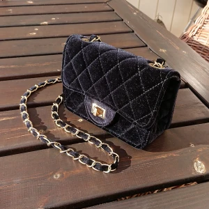 Axelväska - Gullig svart axelväska med guldiga detaljer. Den är ganska använd men det märks absolut inte, i bra skick. Säljer för 60 kr, köpare står för frakt. 💖 