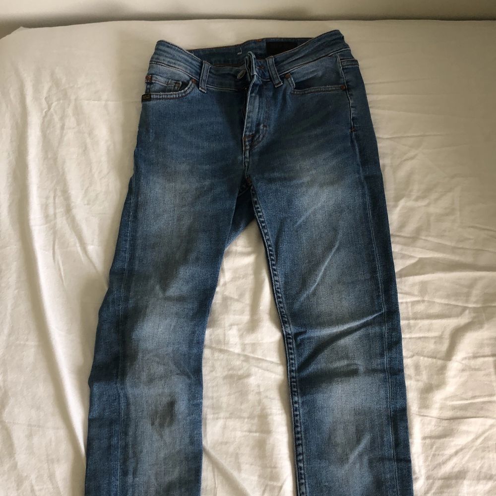 Jätte fina lågmidjade jeans ifrån tiger of Sweden. Endast använda en gång så de är i ett väldigt bra skick. . Jeans & Byxor.
