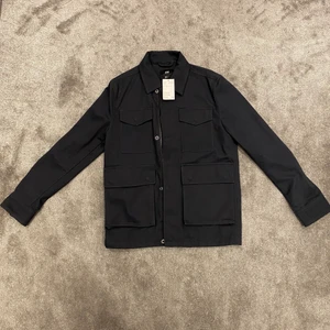 Jeans Jacka (helt ny) - Helt ny H&M jeans jacka i storlek XS men sitter som S/M, lappen sitter kvar. Nypris: 500kr.