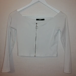 Offshoulder tröja - Vit offshoulder tröja med dragkedja