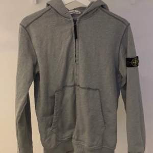 Säljer en Stone Island Hoodie med dragkedja i junior storlek: 14 years (sitter som XS-S). Nypris: 1899kr. Kan mötas upp i Gbg eller frakta. Bara att höra av dig om du är intresserad!