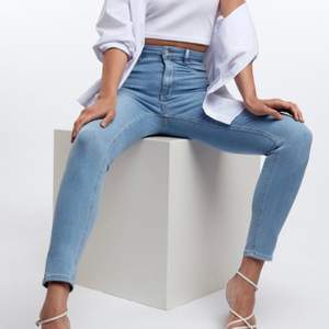 Ljusblå fina jeans från Gina tricot i modellen Molly, storlek S. Köptes för 299kr. Passar till det mesta. Säljs då jag inte längre kan ha dem. Frakt tillkommer, kan även mötas upp i Umeå 🦋