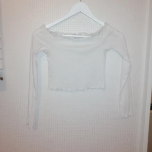 Offshoulder tröja - Vit offshouldertröja