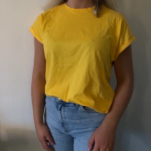 Gul t-Shirt - Aldrig använd tröja från nakd