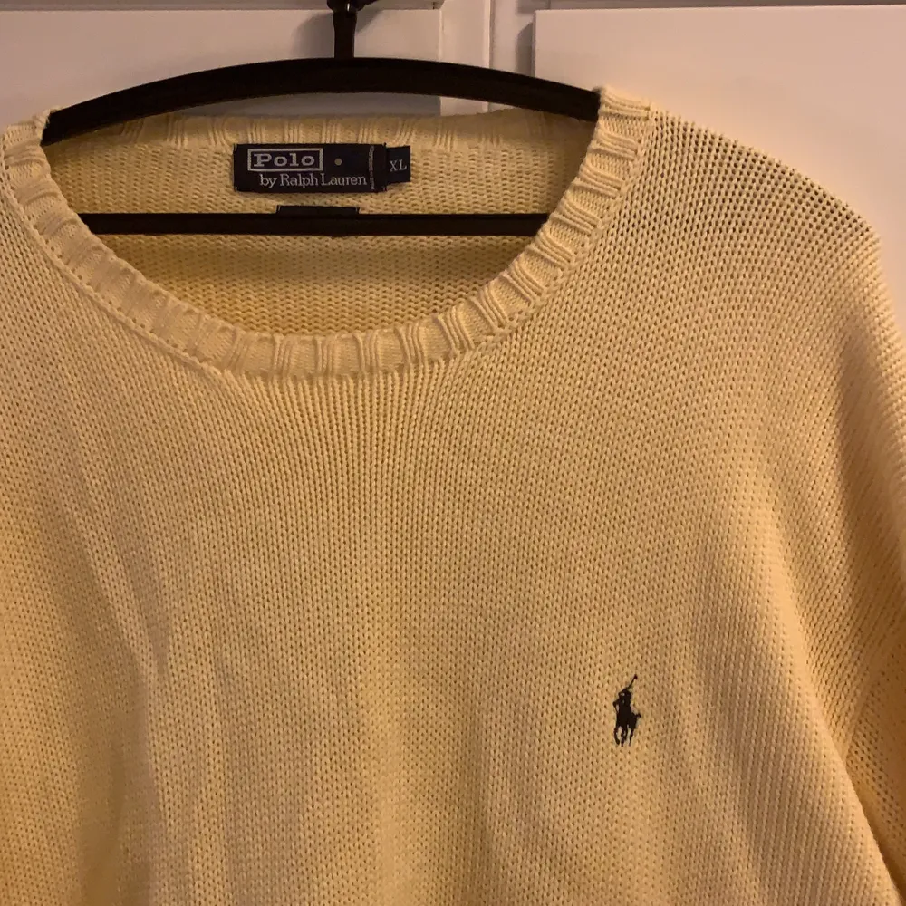 En stickad gul ralph lauren tröja i strl XL väldigt mysig! Frakt ingår ej . Stickat.