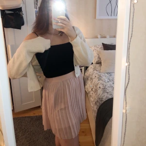 Kjol - Jättesöt kjol från nakd, köpt denna sommar,därav inte använd så mycket! 