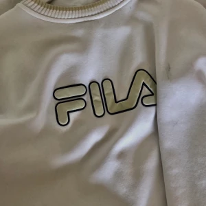 Fila tröja - Säljer denna vintage fila tröja, den har lite märken som jag inte lyckats få bort. Kontakta mig för fler bilder🥰 